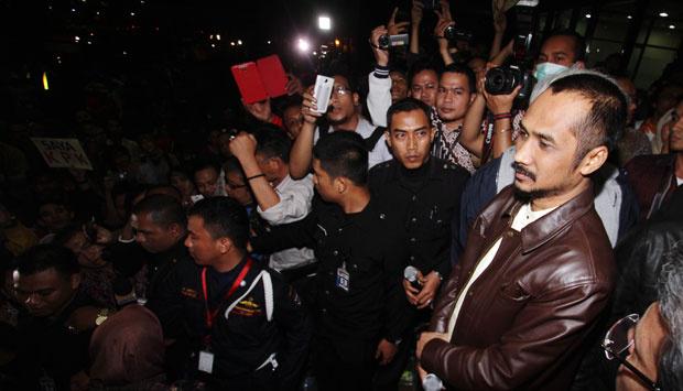 tempodotco's tweet photo. Ratusan Polisi Bentengi KPK, Ada Apa? http://t.co/GxHEXopAac http://t.co/VUg79kl9t2