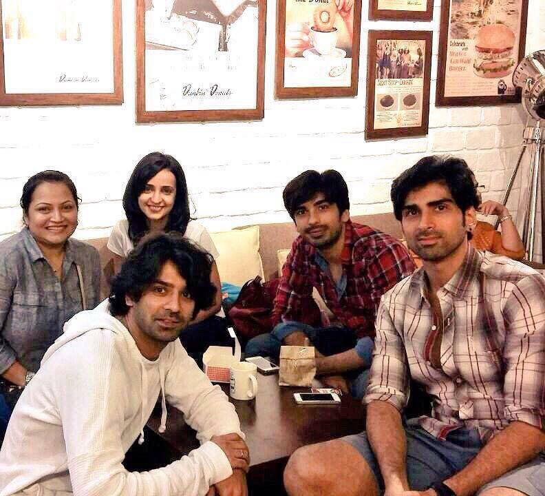 BesstMoNaya's tweet photo. New pic : Mohit and Sanaya with friend ! 😃😃 @itsmohitsehgal http://t.co/qUMeHesLxW