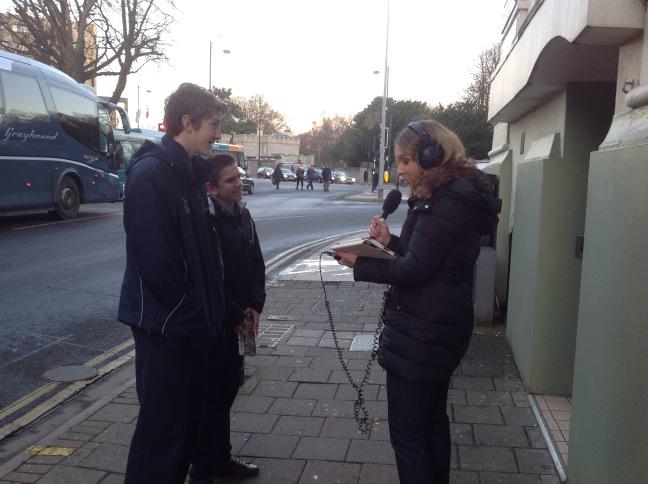 BBCRadioCymru's tweet photo. Ar y stryd yng Nghaerdydd @catheledd @carbislli a @lpittick #PostCyntaf http://t.co/gqzAqINkhS