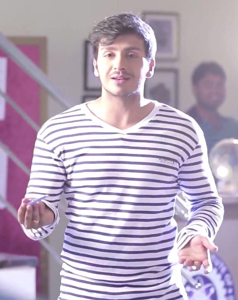sandhirians's tweet image. @8paramsingh Taking Up The #DistractionChallenge.
How Cute 😁