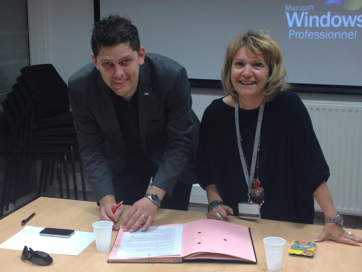 EstrelCoeurAzur's tweet photo. Commission Club Ambition : Signature de la convention 2015 entre la JCE #EstrelCoeurAzur et le Pôle Emploi de Fréjus http://t.co/NuI7W5BmcK
