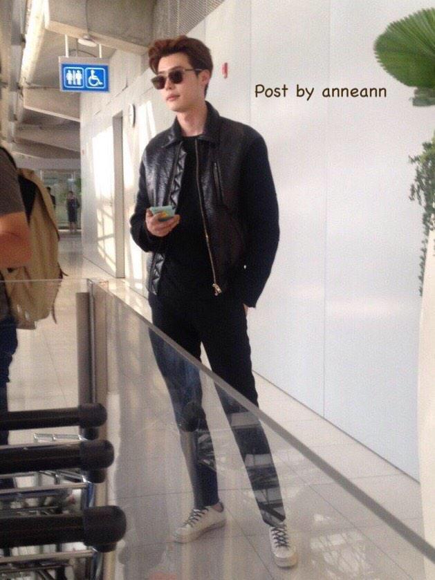 ddochijs's tweet photo. นี่รอขึ้นเครื่องหรือยืนถ่ายแบบคะ 😶 http://t.co/8I1ecJIkJB