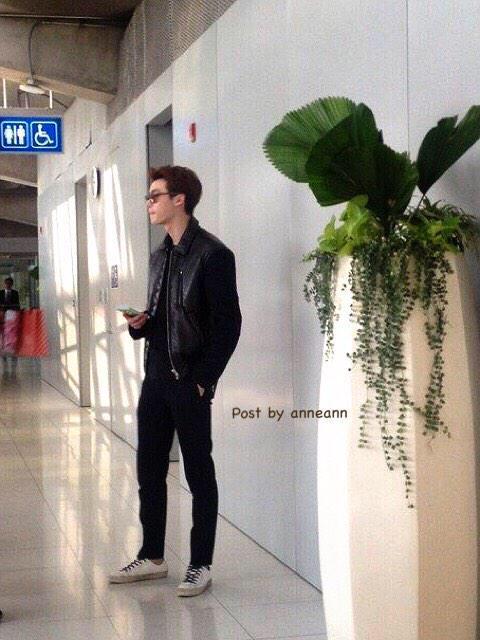 ddochijs's tweet photo. นี่รอขึ้นเครื่องหรือยืนถ่ายแบบคะ 😶 http://t.co/8I1ecJIkJB