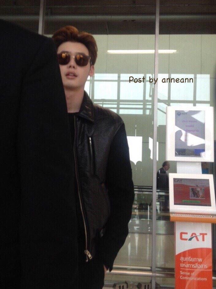 ddochijs's tweet photo. นี่รอขึ้นเครื่องหรือยืนถ่ายแบบคะ 😶 http://t.co/8I1ecJIkJB