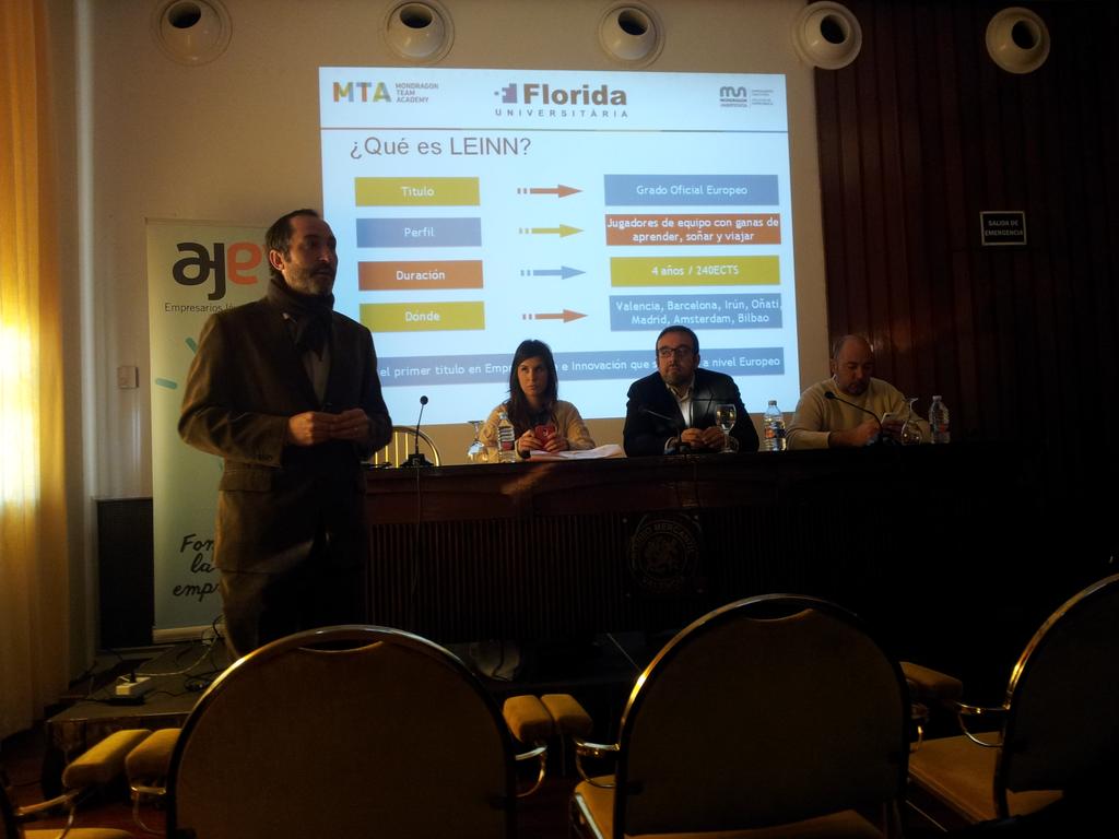 Mientras esperamos nuestro turno para el casting #OperacionEmprende Estamos en el Ateneo en #MaratonAjev