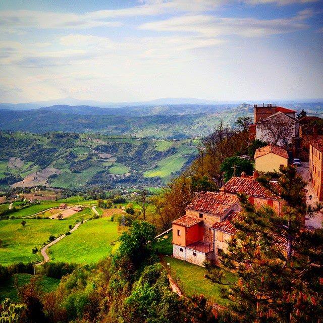 AgriturismiAP's tweet photo. A pochi km da noi.. RT @MarcheTourism: Bellissimo borgo immerso fra i Monti Sibillini.  http://t.co/lQK3dEAWil