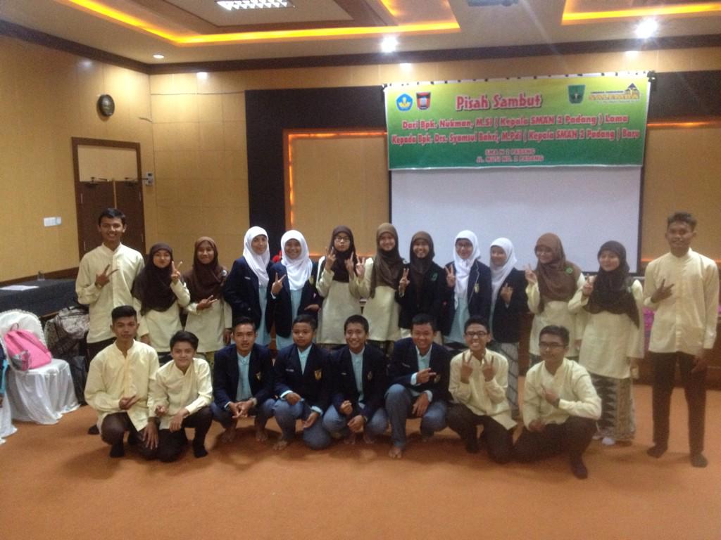 SmandubesPadang's tweet photo. Foto bersama osis/mpk sman 12 padang dengan osis/mpk sman 2 padang 🙏🙏 http://t.co/ounkOmRmq7