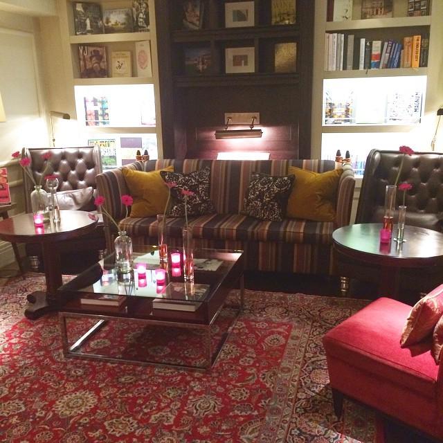 AamanBirk's tweet photo. Slightly obsessed with the decor of this room at the #archhotel for the #Benefit #boldisbeautiful breakfast! http://t.co/n8OSl7WhNG