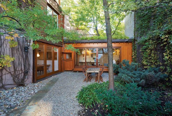 dwell's tweet photo. A garden tucked behind the street in #Montreal: http://t.co/cJeAMVkKZ6 http://t.co/ncQWtZOKgl