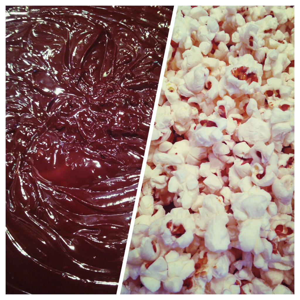 Regissorsvillan's tweet photo. Testar nytt kaffegodis!
Vi älskar popcorn och vi älskar choklad, så vi har gjort en popcorntryffel! Kom och testa! http://t.co/Quv2b3AQNB