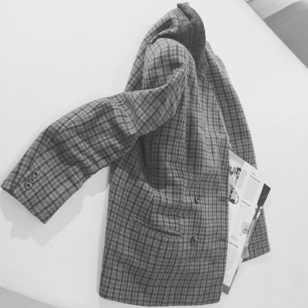 Goodpoint's tweet photo. Fuori nevica? Rintanati in casa e leggi il nuovo How to spend it! @24HTSI http://t.co/fqZKdrMbYN