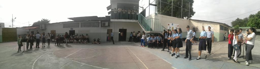 Cerramos la presentación en los espacios abiertos del Colegio Andrés Bello. <a href="/SistemaGuanare/">Sistema Orq.Guanare</a> #ElSistemaCumple40