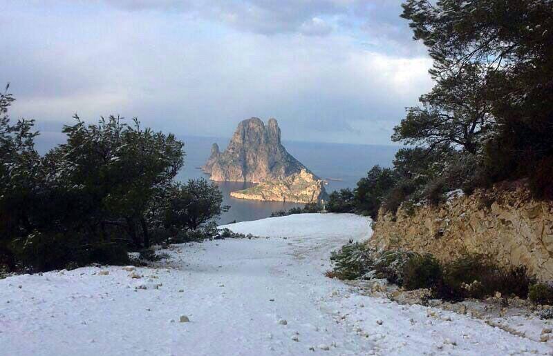 Diazmarta6's tweet photo. Espectacular foto de Ibiza, esta mańana, nevada, con Es Vedrà al fondo. http://t.co/3DofdYhDBD