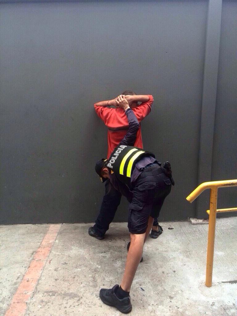 j_j_andrade's tweet photo. San José, detenemos en flagrancia a sujeto mientras asaltaba peatón bajo amenaza de arma blanca #somosfuerzapublicaCR http://t.co/oUtPJcuWl9