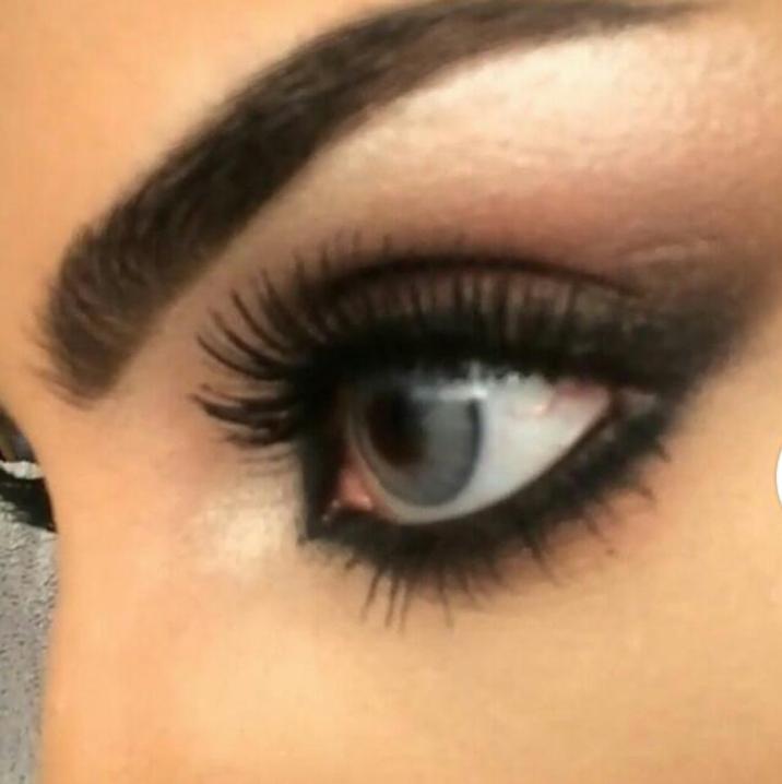 bentalamir333's tweet image. أنا عيوني تشتكـي مـن  عيونـك
وأنت عيونك تشتكي مـن  هدبهـا
سبحان من صب السحر في جفونك
  واهداك عين ما روى من  شربهـا