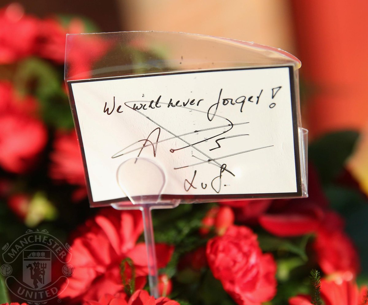 ManUtd_ID's tweet photo. Louis van Gaal bergabung dengan fans di Old Trafford utk menghormati para korban tragedi Munich. #flowersofmanchester http://t.co/jaGkOr39I3