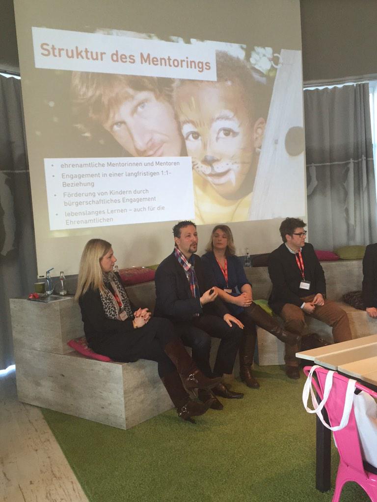 CocaCola_De's tweet photo. Jörg Fischlin, MentorRing HH beschreibt, wie Mentoring neue familienähnliche Bindungen entstehen können #CokeFramily http://t.co/fbe7ZAHX8p
