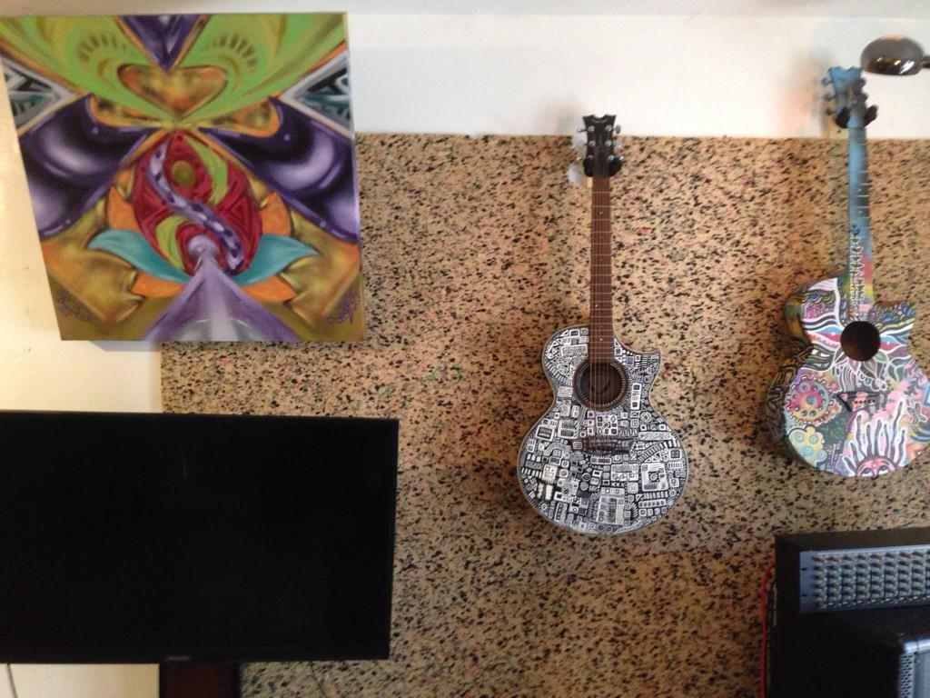 Freefall_00's tweet photo. #custom #art #ArtistToWatch #artist #cortneycates #gifts #decor #Miami #artforsale #commissionedart #guitar #murals http://t.co/iy51ofq6t0