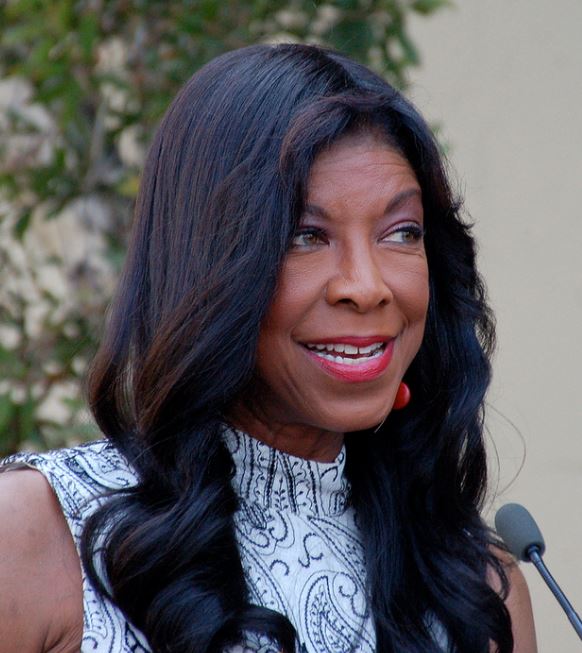 Happy 65th birthday, Natalie Cole, outstanding singer and songwriter  \"Unforgettable\" live 