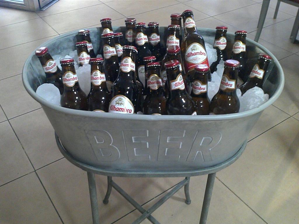 VictorioEsquina's tweet photo. Aun no conoces nuestra oferta?? Cubo de 25 quintos + bravas GIGANTES por tan solo 20€!! Pásate y probarlo!! http://t.co/5Nkj9GZ81j