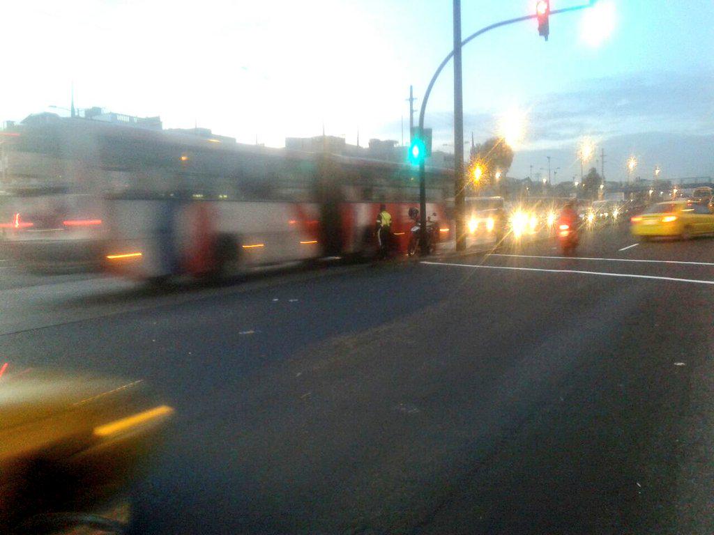 EcuNix's tweet photo. Av. Napo al circulación moderada S-N #AgentesQuito gestionan el tránsito garantizando una movilidad más eficiente!! http://t.co/5mhL86Wk11