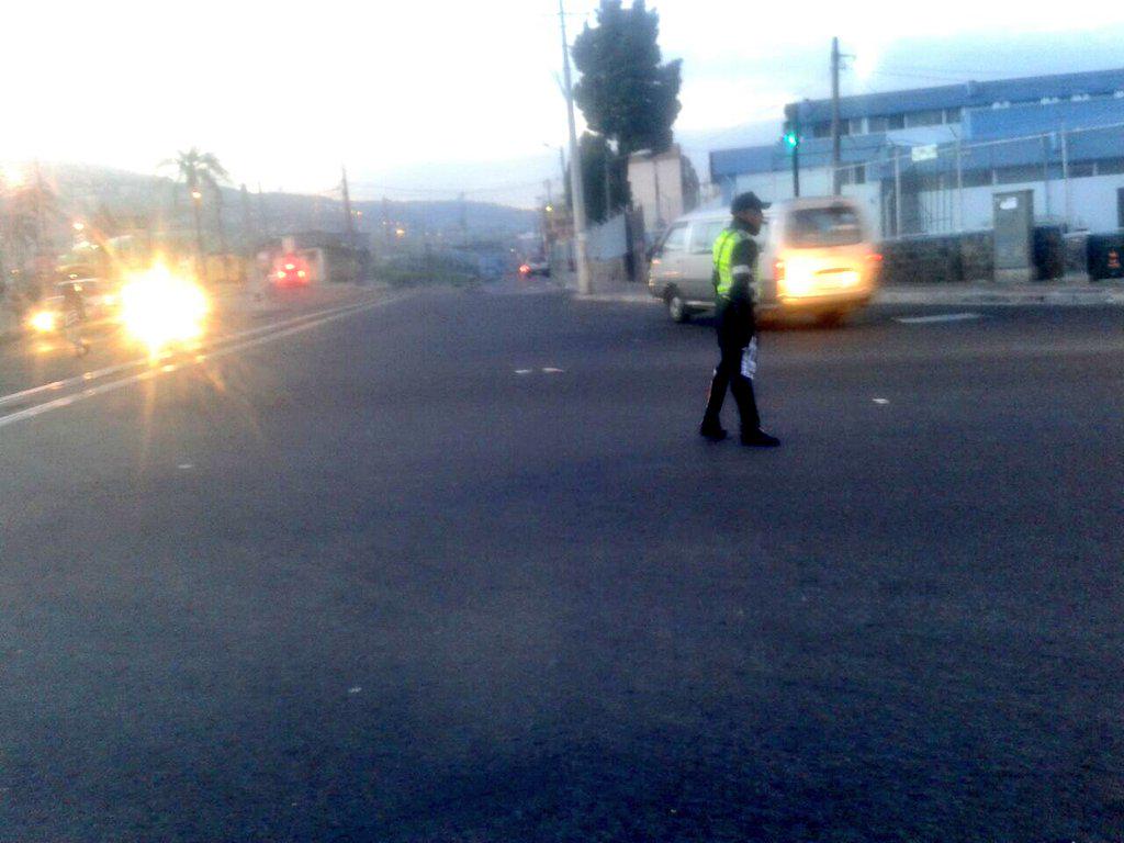 EcuNix's tweet photo. Av. Napo al circulación moderada S-N #AgentesQuito gestionan el tránsito garantizando una movilidad más eficiente!! http://t.co/5mhL86Wk11