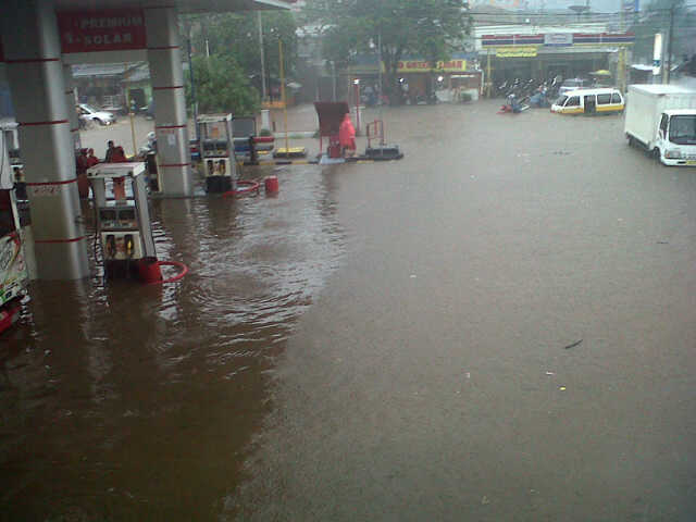 infobdg's tweet photo. Dampak Hujan Tadi Siang jl A H Nasution terkena banjir spbu pun ikutan kebanjiran http://t.co/pYK7xWeRkG | @windut78 #infoBDG