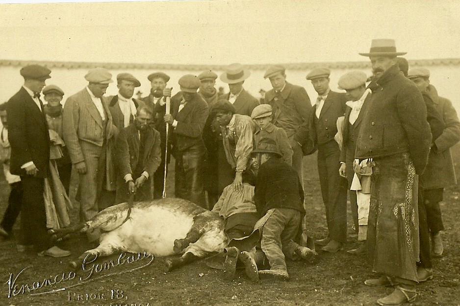 Entre tres son capaces de sujetar esa "tía" para herrarla,  ¡vaya fenómenos! A la derecha con zajones Graciliano P-T