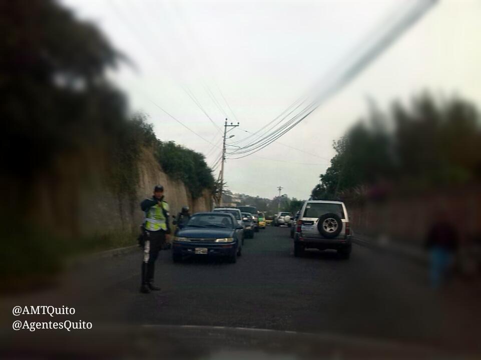 EcuNix's tweet photo. Carga vehicular pesada en Conocoto entrada a Ontaneda #AgentesQuito gestionan el tránsito en el sector http://t.co/YFJROqlT1Z