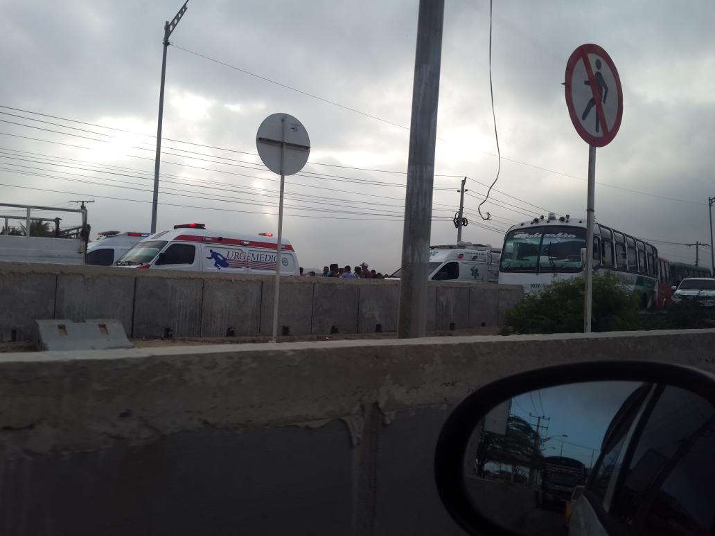 barthacker's tweet photo. @elheraldoco  accidente y monumental trancon entrada al pueblito http://t.co/5WDVdsh8pb