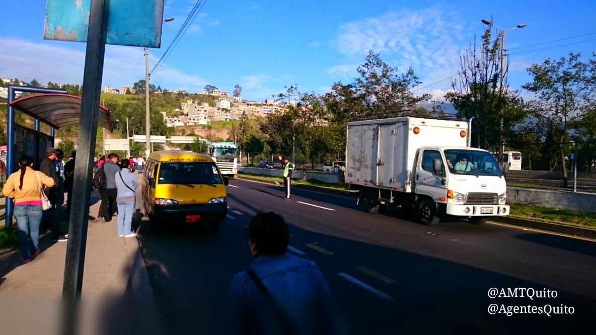 EcuNix's tweet photo. Simón Bolívar G.Rumiñahui fluida #AgentesQuito gestionan el tránsito garantizando una movilidad más eficiente!! http://t.co/2ELsyQMWDk
