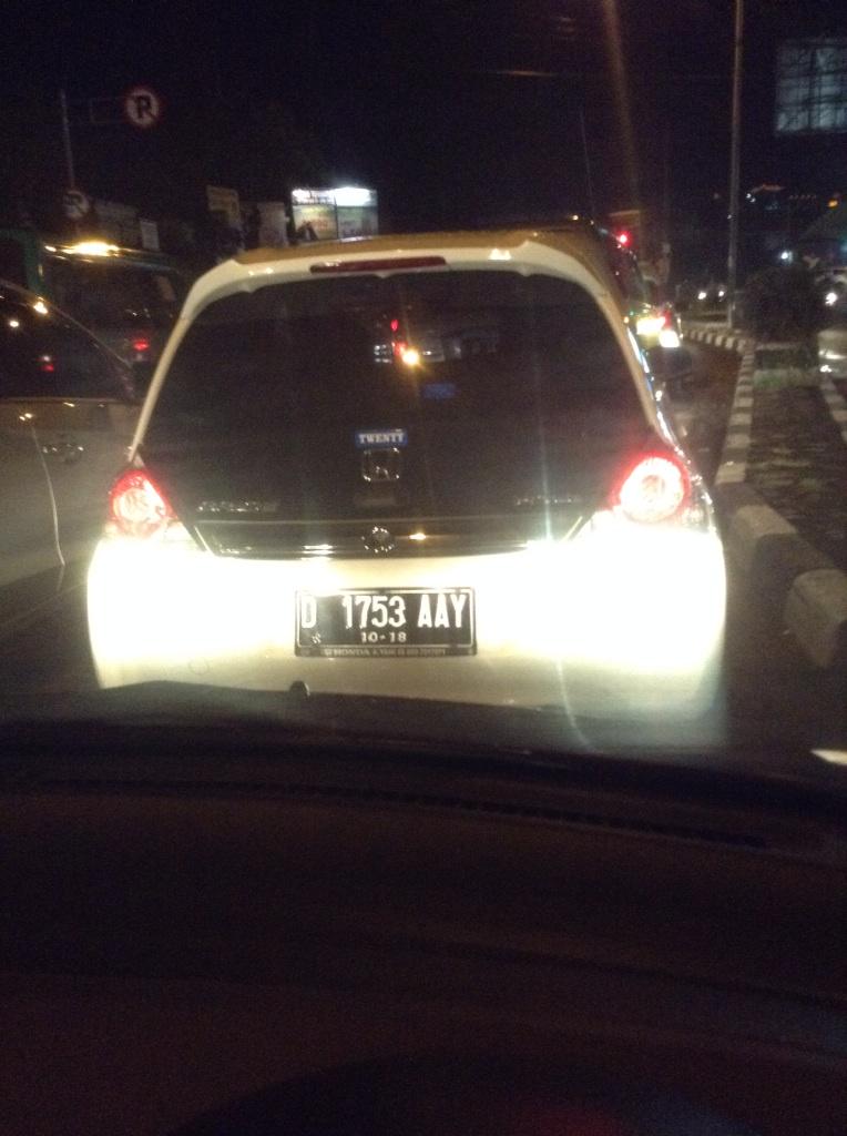 dew298's tweet photo. Ini yg ga disiplin ditengah kemacetan nyerobot jalan orang n lewat jalur yg salah @infobandung pls have an attitude http://t.co/2JlI3Pt769