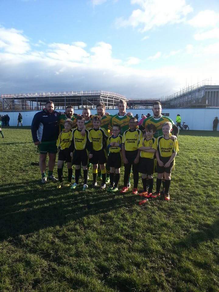 RowlandsJane's tweet photo. @ArnoldClark please rt our boys being mascots. Recruiting for players in year 5 at school contact jane 07901528060 http://t.co/QjYWOkHzDu