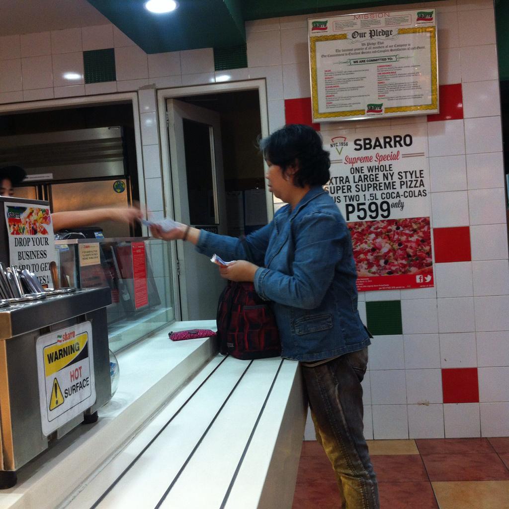 xyxvs's tweet photo. The very reason I go back home weekly. 👌 #Sbarro #sarappy http://t.co/QeieB2xBhg