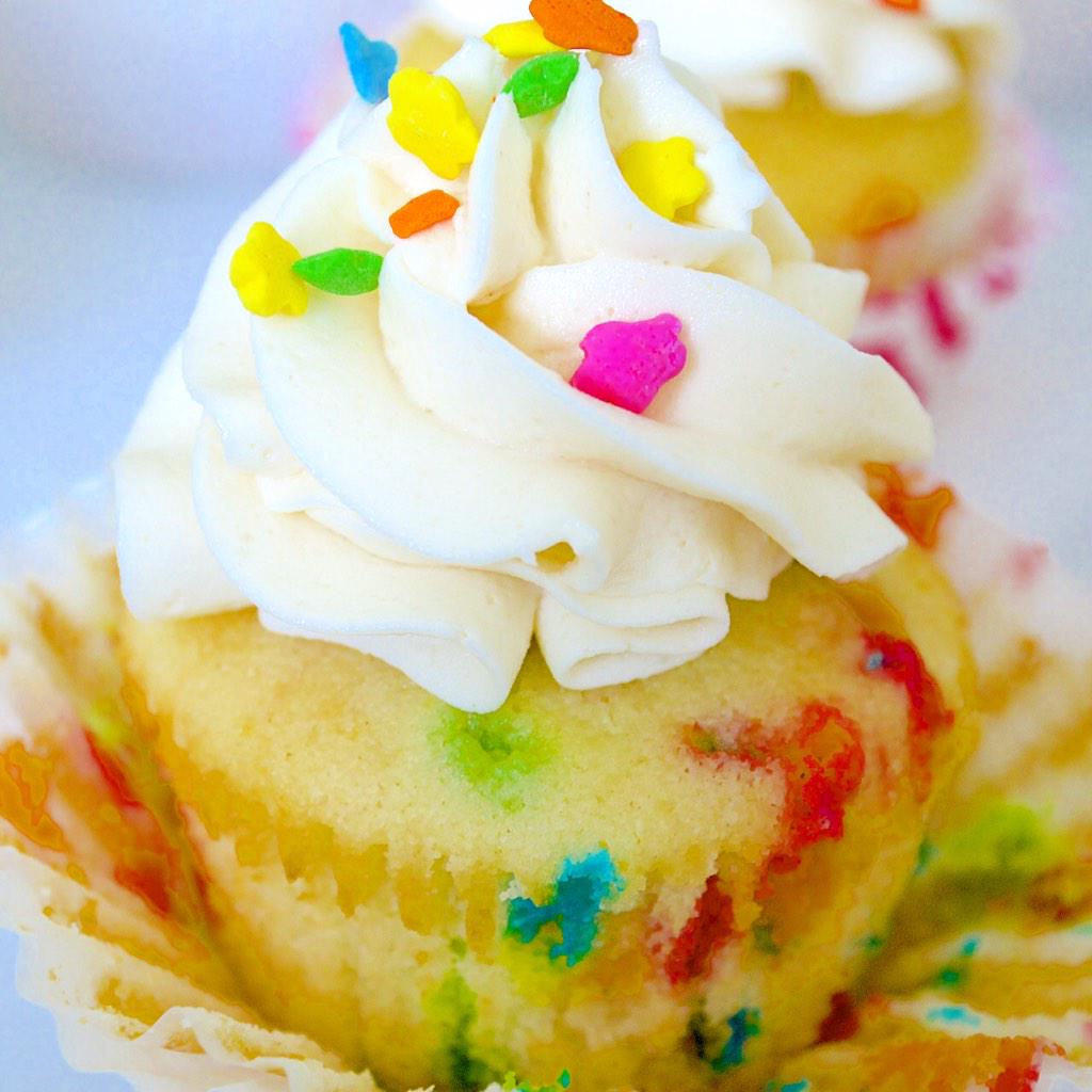 P2P_AZ's tweet photo. #Funfetti and #cakebatter #cupcakes are ALWAYS appropriate. And are #ontheblog now! http://t.co/1aIb5AqS80 http://t.co/TFS8ylw3Mu