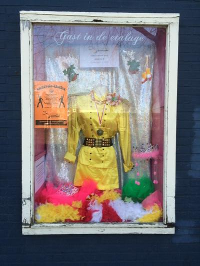Gast in de etalage bij De Textiel grondstoffen winkel in de Zuid-Willemsvaart !
