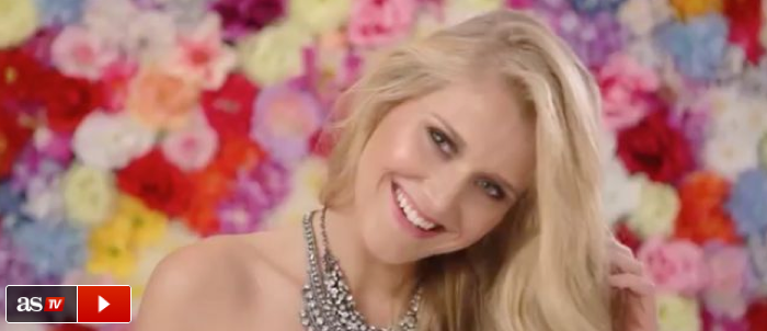AS_TV's tweet photo. Ella es Celina, la joven modelo que ha conquistado el corazón de Ronaldo ▶ http://t.co/HH14S4v1Hc vía @diarioas http://t.co/SzaZfsOcZn