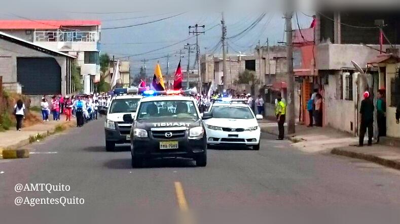 EcuNix's tweet photo. #AgentesQuito brindamos #SeguridadVial en desfile de la paz sector Guamani. #MovilidadQuito http://t.co/HpkUkpx4n6