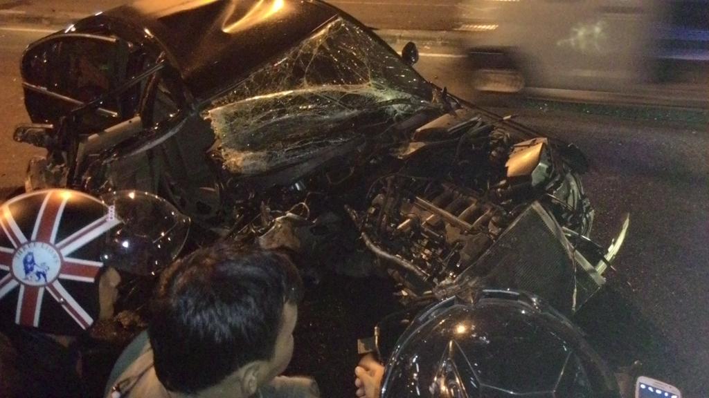 TMCPoldaMetro's tweet photo. 02.50 Kecelakaan sebuah bmw  B 1172 SEN. sebelum flyover ciputat , Penanganan Polri RT @luky_chan http://t.co/bJwfyVYqyZ