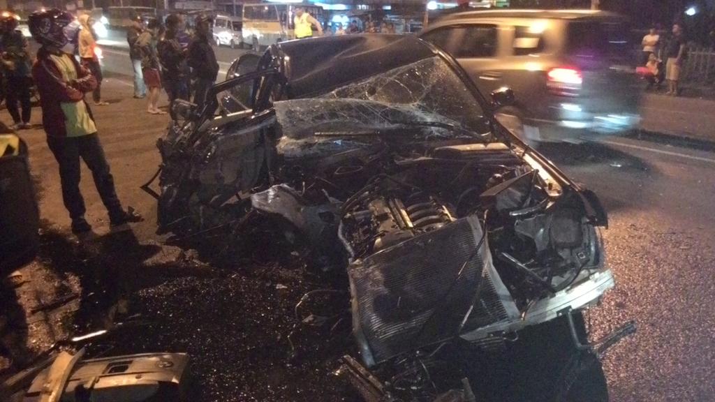 TMCPoldaMetro's tweet photo. 02.50 Kecelakaan sebuah bmw  B 1172 SEN. sebelum flyover ciputat , Penanganan Polri RT @luky_chan http://t.co/bJwfyVYqyZ