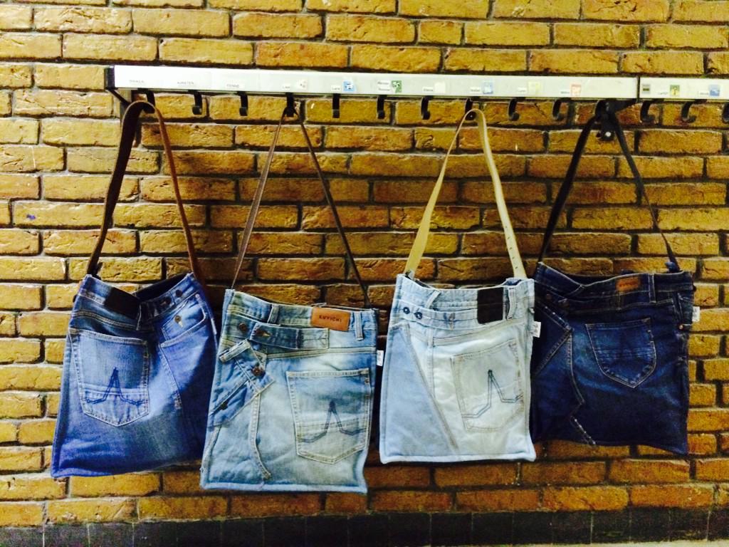 Studio Mirte (@studiomirte) on Twitter photo Morgen live tassen maken van oude jeans <a href="/raybrandstore/">Ray Brandstore</a> in Delft. Gratis tas bij een <a href="/KUYICHI/">Arman Mactal</a> jeans! Morgen live tassen maken van oude jeans <a href="/raybrandstore/">Ray Brandstore</a> in Delft. Gratis tas bij een <a href="/KUYICHI/">Arman Mactal</a> jeans!