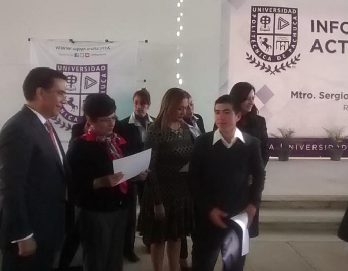 UPPachuca's tweet photo. Mejores promedios son reconocidos por la subsecretaria Rocío Ruiz, diputada @MabelGutierrezC, Pdta. Mpal y el rector http://t.co/8q03fCubU2