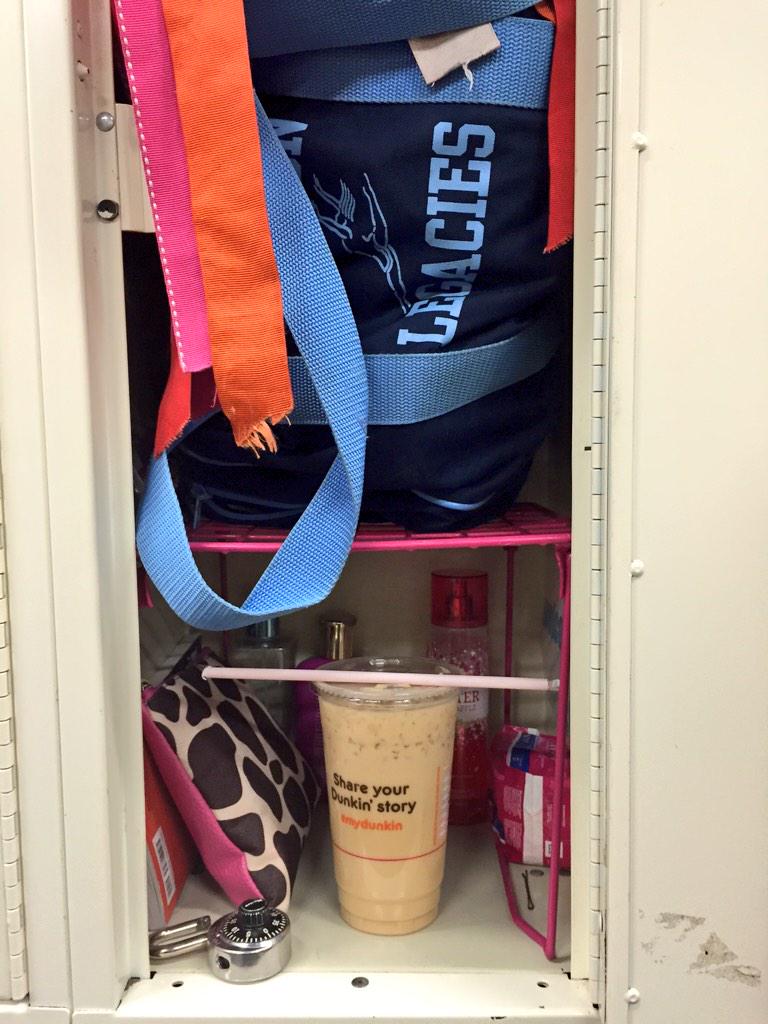 Ravenbandaaa's tweet photo. Opening my dance locker up after practice and finding this made my day 😍😍🙌 #bestlil' http://t.co/FpQ1DXxlr5