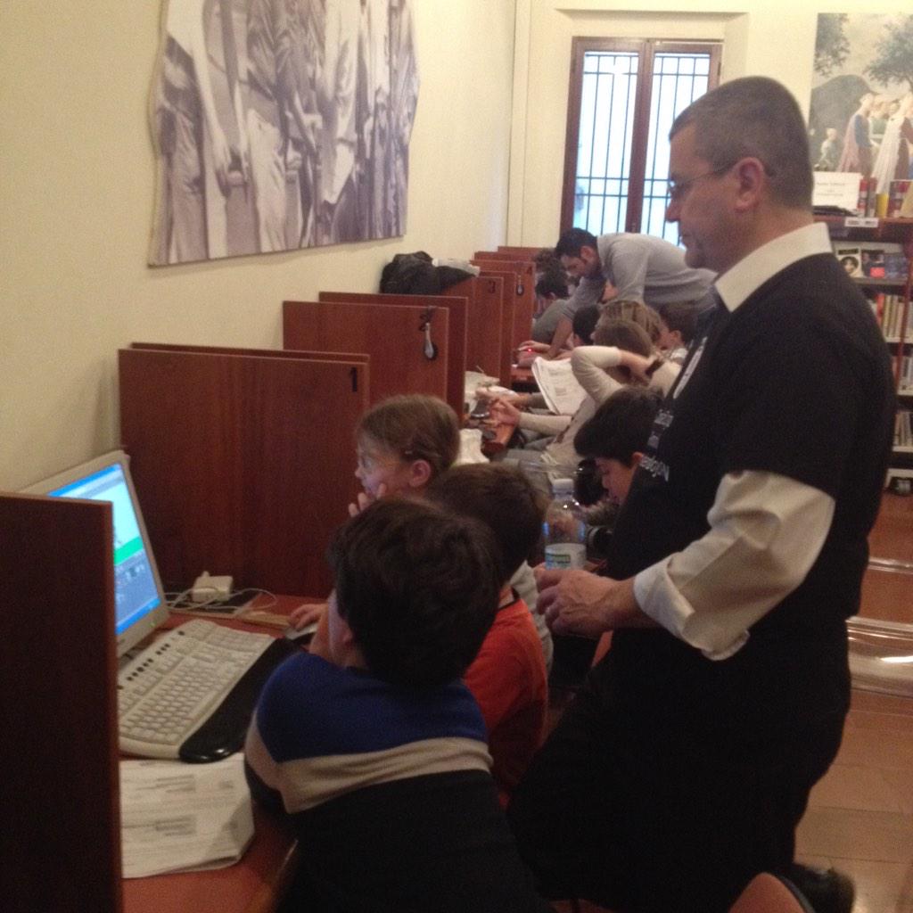 coderdojoRN's tweet image. #Coderdojo Rimini episode n.2, il mentor dei mentor all&apos;opera: il generoso @waltervannini. Grazie!