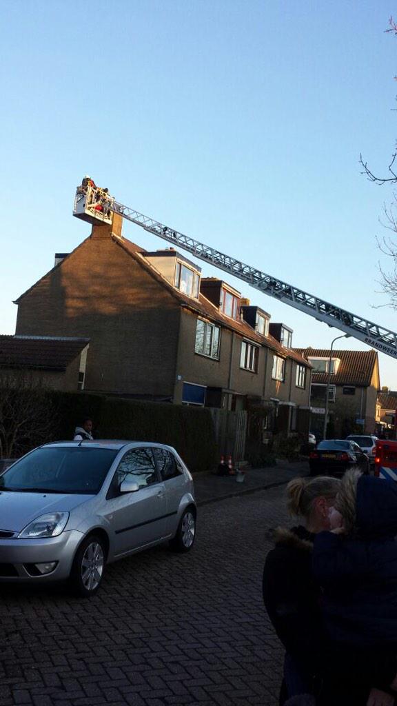 Brandweer #Gouderak uitgerukt voor schoorsteenbrand binnen eigen kern. Betreft woonhuis, situatie onder controle.