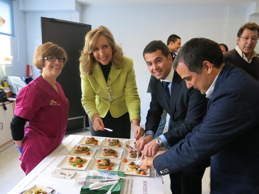 EncarnaRivero's tweet photo. Y hemos presentado la VI Ruta de la Tapa de #SotodelReal.
Todos los fines de semana de febrero.
#AESOR
¡os espero! http://t.co/b9XURgwhQL