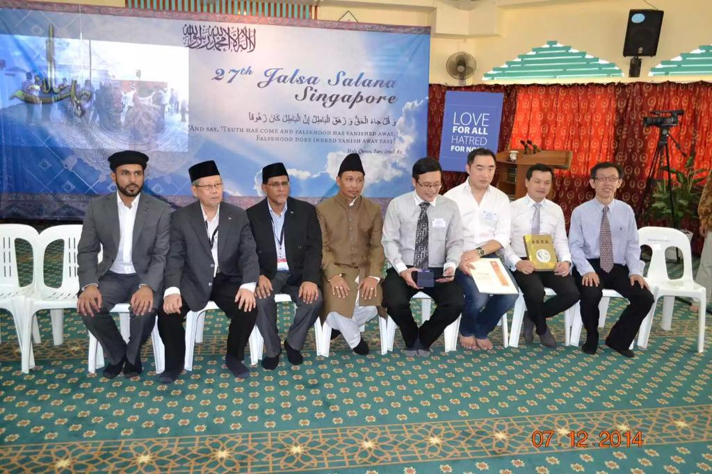 Julie_janna's tweet photo. @tm_insider
#JalsaSalana #MasjidTaha #Singapore
#Unity #PeaceCampaign
#Respect
#Moderation
#IslamicValues http://t.co/KD3LTC367y