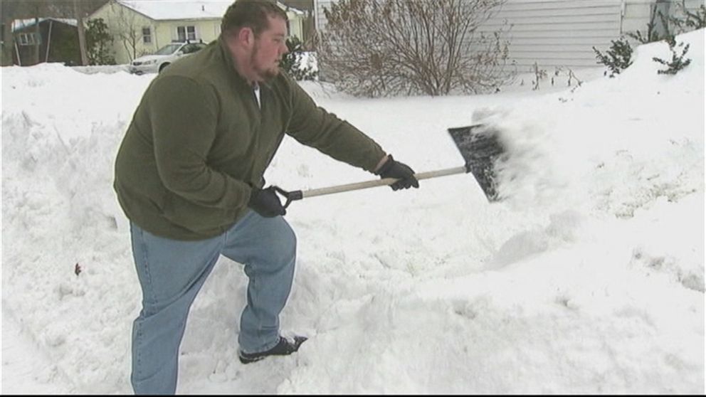 Teens use #ShovelItForward campaign to help elderly and sick neighbors in need - abcn.ws/1xA9xv8