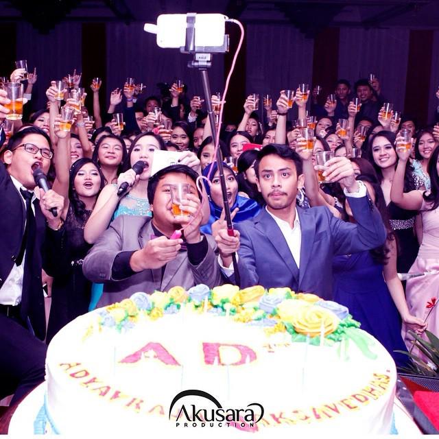 akusarapro's tweet photo. "But first, let us take a selfie first!" 📷😄 http://t.co/FNRAxNAJoA