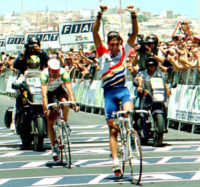 Movistar_Team's tweet photo. Chava Jiménez habría cumplido hoy 44 años. En la imagen, batiendo a Solaun en el Nacional 1997 en Melilla. (EFE) http://t.co/Xi0wmtrZqi